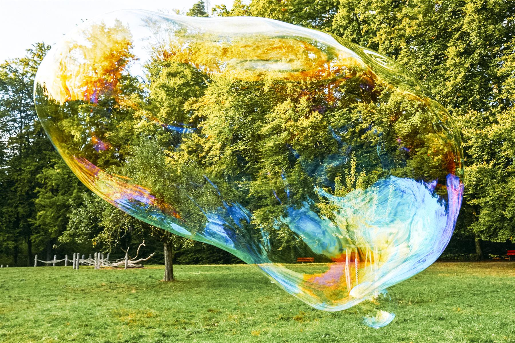 Nahaufnahme einer riesigen, regenbogenbunten Seifenblase